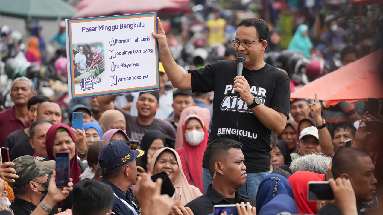 Calon presiden (capres) nomor urut satu Anies Baswedan mengawali kampanye di Bengkulu dengan berkunjung ke Pasar Minggu Bengkulu, Teluk Sagara, Rabu (6/12/2023).