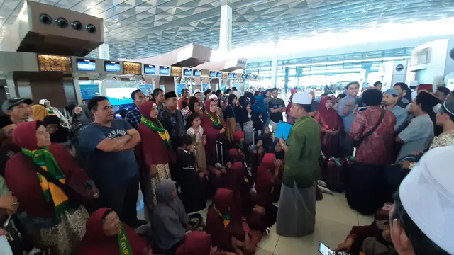 Warga yang hendak berangkat umrah di Bandara Soekarno Hatta, Kamis (27/2/2020). (Liputan6.com/ Pramita Tristiawati)