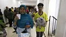 Salah satu orangtua yang datang untuk menjemput anaknya di Polda Metro Jaya, Jakarta, Minggu (18/10). Polisi mengamankan ratusan remaja yang berbuat onar menjelang laga final Piala Presiden di GBK. (Liputan6.com/Immanuel Antonius)