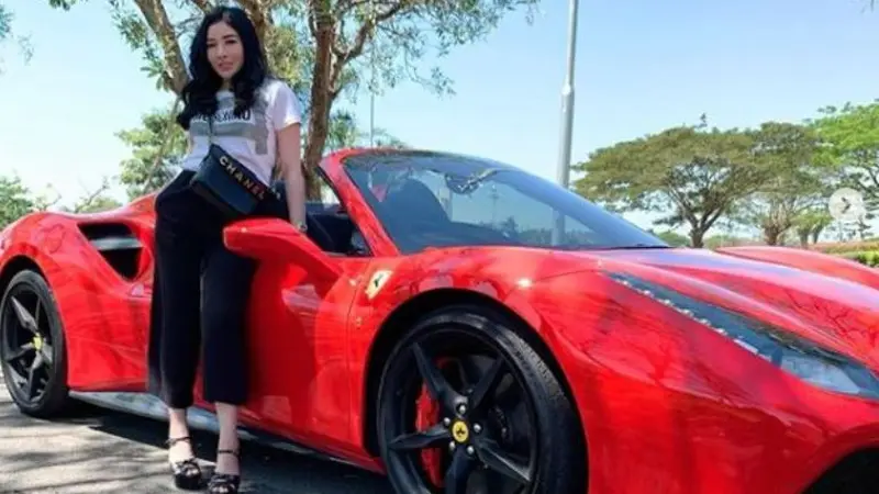 Pengusaha Bagikan Nasi Bungkus dan Gantung Kerupuk di Mobil Ferrari