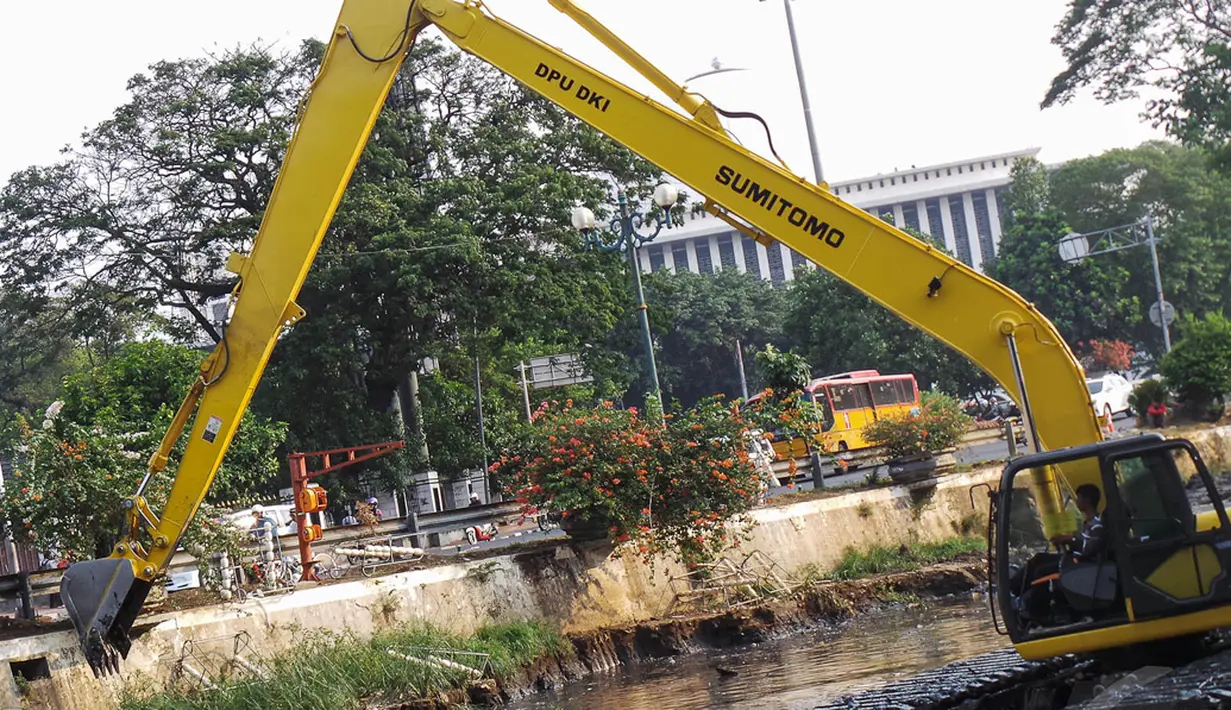 Pekerja dibantu dengan eskavator amfibi mengeruk tumpukan lumpur untuk diperdalam di kawasan Pasar Baru, Jakarta, Senin (1/9/2014) (Liputan6.com/Faizal Fanani)