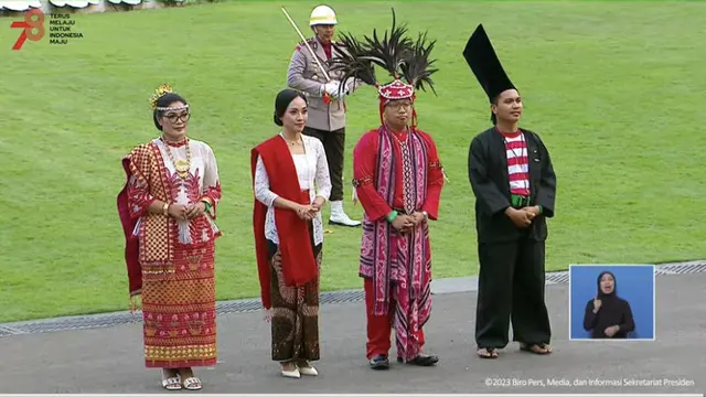 Para Pemenang Pakaian Adat Terbaik saat Upacara Hari Ulang Tahun ke-78 Republik Indonesia (HUT ke-78 RI) mendapatkan hadiah sepeda dari Presiden Joko Widodo atau Jokowi.
