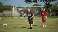 Pelatih PSM Makassar, Bernardo Tavares, memimpin pasukannya berlatih di&nbsp;Lapangan Bosowa Center, Makassar, Rabu (11/5/2022). (Bola.com/Abdi Satria)