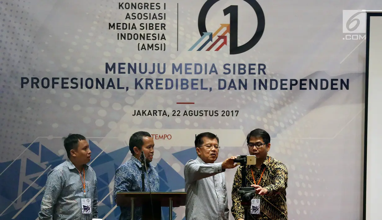 Wapres RI, Jusuf Kalla (kedua kanan) didampingi Ketua Umum Presidium AMSI Wenseslaus Manggut (kedua kiri) resmi membuka kongres pertama Asosiasi Media Siber Indonesia (AMSI) di Jakarta, Selasa (22/8). (Liputan6.com/Johan Tallo)