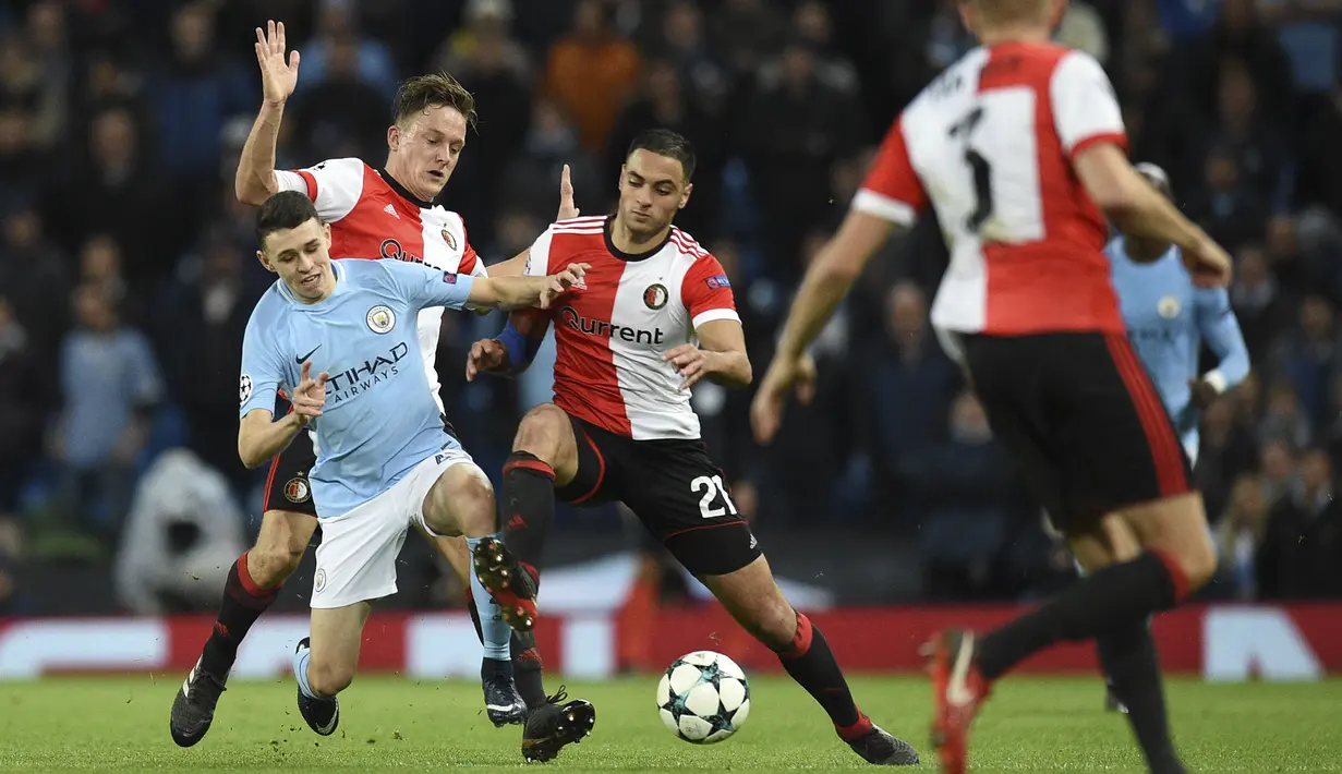 Phil Foden yang hingga saat ini masih berseragam Manchester City dan tengah menjalani musim ke-7 bersama Manchester Biru menjadi pemain termuda yang melakukan debut bersama The Citizens di ajang Liga Champions. Memasuki usia 17 tahun, 5 bulan dan 24 hari ia melakoni debut di Liga Champions saat menghadapi tim tamu Feyenoord Rotterdam pada matchday ke-5 Grup F (21/11/2017). Tampil pada 15 menit terakhir menggantikan Yaya Toure, ia ikut membawa Man City menang 1-0 atas Feyenoord. (AFP/Oli Scarff)