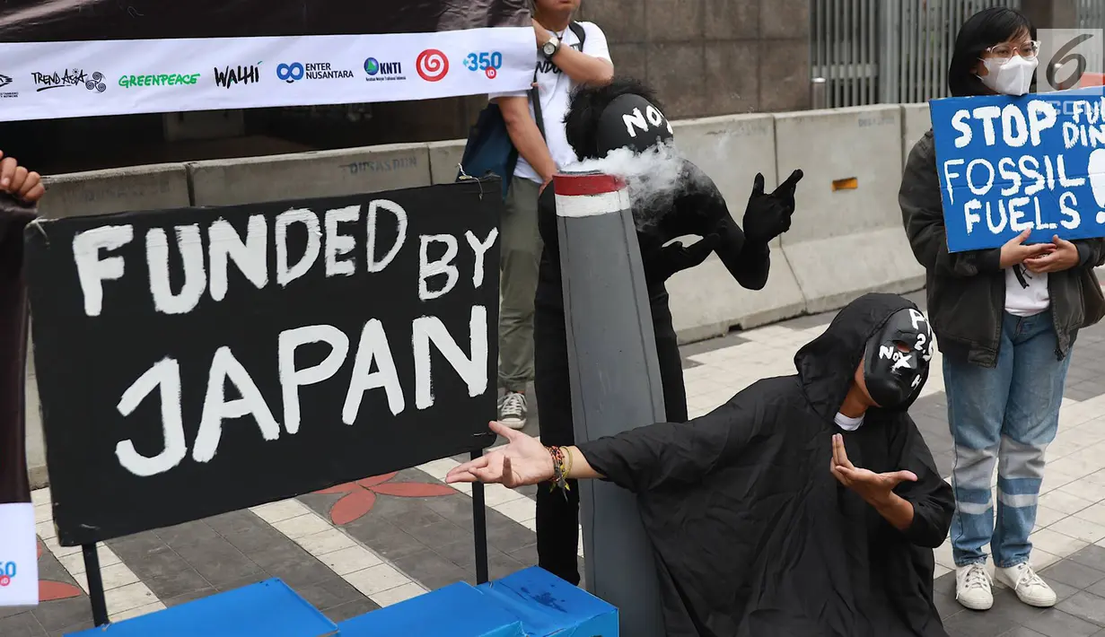 Aktivitis melakukan aksi teatrikal di Kedubes Jepang di Jakarta, Rabu (26/6/2019). Dalam aksinya aktivis lingkungan yang mengatasnamakan Koalisi Untuk Keadilan Energi dan #BersihkanIndonesia meminta Jepang, selaku tuan rumah KTT G20 menunjukan kepemimpinan iklim. (Liputan6.com/Immanuel Antonius)