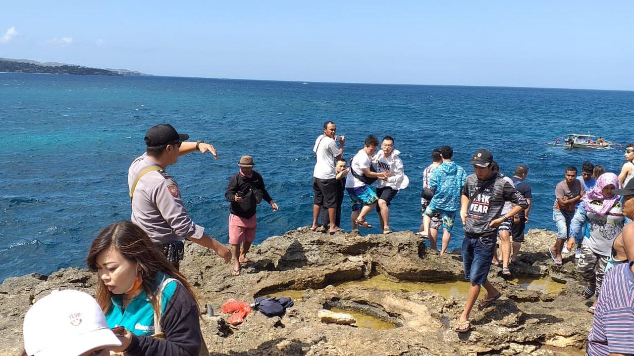 Turis China Jatuh ke Laut