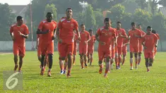 Pemain Persija berlari saat latihan di Lapangan Yon Zikon 14, Jakarta, Jumat (6/5/2016). Persija akan melakoni laga lanjutan Torabika Soccer Championship presented by IM3 Ooredoo melawan Semen Padang di GBK, Minggu (8/5). (Liputan6.com/Helmi Fithriansyah)