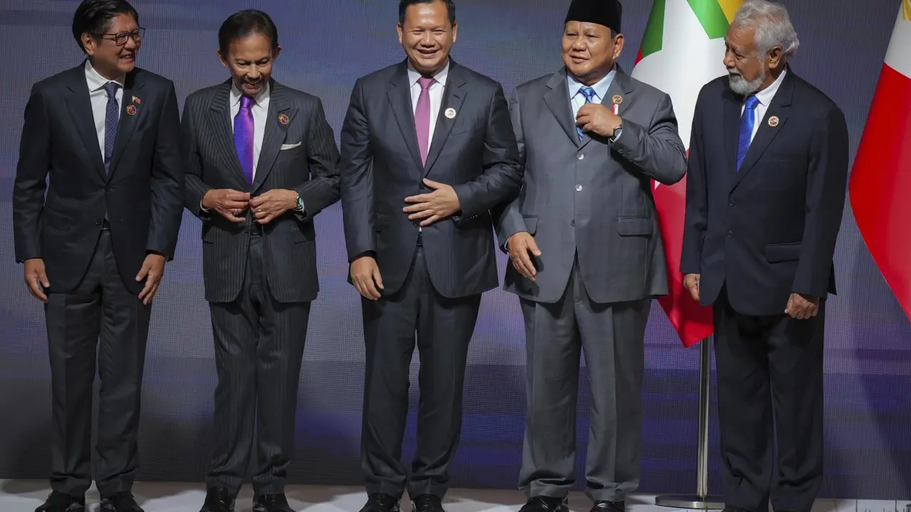 Sultan Brunei, Prabowo Subianto, PM Kamboja, Presiden Filipina, PM Timor Leste dalam sesi foto di ASEAN Summit Kuala Lumpur Malaysia, 26 Mei 2025. (AP/Vincent Thian)