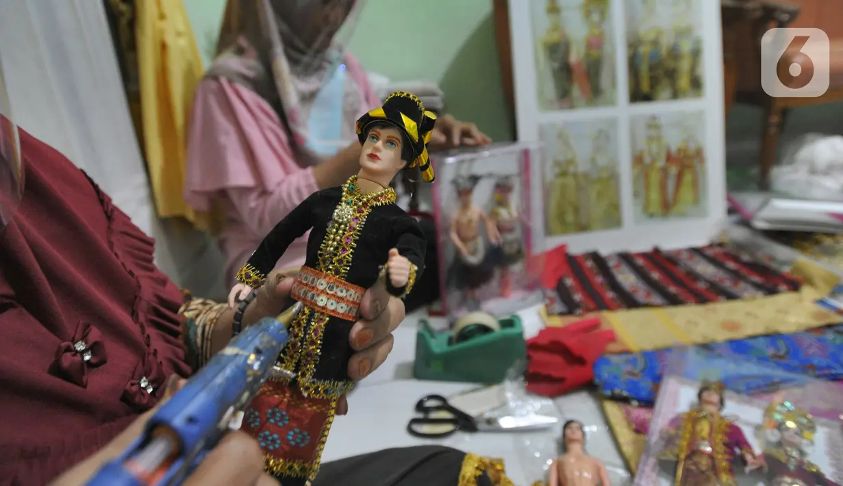 Ibu rumah tangga menyelesaikan pembuatan boneka adat Indonesia di Ammie Dolls di Komplek Pondok Tirta, Depok, Kamis (13/08/2020). Pada masa pandemi ini produksi dan penjualan anjlok hingga 95 persen menyebabkan perajin beralih ke bidang lain untuk mencukupi kebutuhan hidup. (merdeka.com/Arie Basuki)