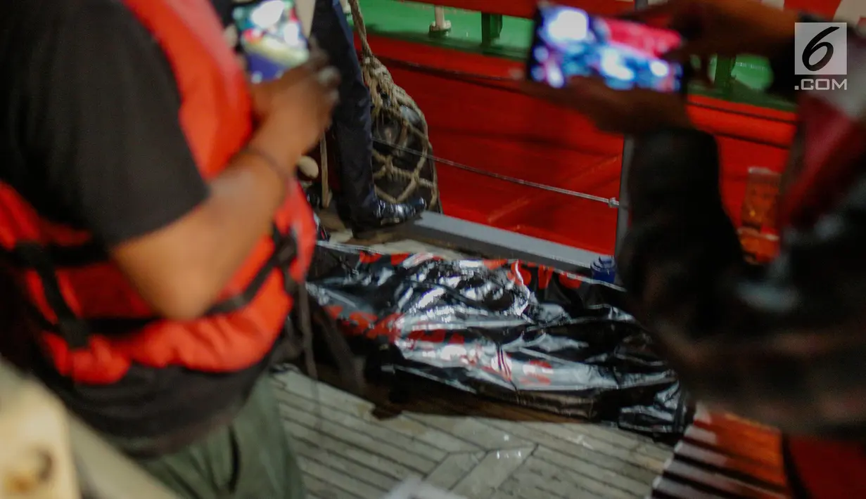 Petugas gabungan mengevakuasi jenazah dan puing pesawat Lion Air JT 610 menuju Posko Evakuasi, Tanjung Priok, Jakarta, Senin (29/10). Sebanyak 1 jenazah dan 3 kantong berisi serpihan pesawat Lion Air JT 610 kembali ditemukan. (Liputan6.com/Faizal Fanani)