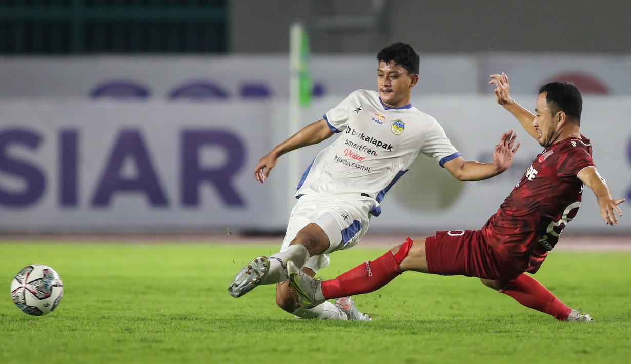 Pemain PSIM Yogyakarta, Sugeng Efendi merayakan gol kemenangan timnya saat matchday ke-8 Grup C Liga 2 2021 antara Persis Solo melawan PSIM Yogyakarta di Stadion Manahan, Solo, Senin (15/11/2021). (Bola.com/Bagaskara Lazuardi)