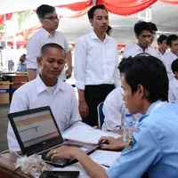 Peserta tes seleksi CPNS Kemenkumham saat pengecekan keabsahan administrasi di gedung BKN, Jakarta, Senin (11/9). Pada 2017, tercatat 1.116.138 pelamar CPNS mendaftar di lingkungan Kemenkumham. (Liputan6.com/Helmi Fithriansyah)