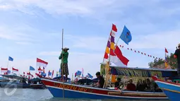 Puluhan perahu hias berlayar saat festival gunung krakatau 2016 di Lampung, Sabtu (27/8). Festival tersebut untuk memperingati 133 tahun letusan gunung krakatau (Liputan6.com/Angga Yuniar)