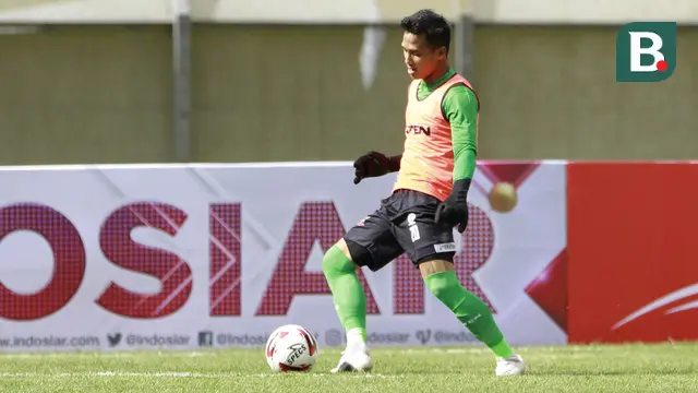FOTO: Momen Unik Muhammad Ridho Pakai Rompi Saat MU Hadapi PSS Sleman di Piala Menpora