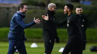 Pelatih Chelsea, Frank Lampard, bersalaman dengan Pierre-Emerick Aubameyang, saat sesi latihan jelang laga Liga Champions melawan Real Madrid di London, (11/4/2023). Frank Lampard memotivasi skuadnya agar tampil totalitas dan meraih kemenangan di Santiago Bernabeu. (AFP/Daniel Leal)