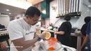 Sesampainya di rumah, Anang pun langsung mengeluarkan hasil perburuan bahan es buahnya. Dibantu oleh karyawannya, pelantun lagu 'Cinta Tanpa Syarat' itu mulai menyerut blewahnya. Ia mempersiapkan dan memasukkan semua bahan ke dalam mangkuk besar. (Liputan6.com/YouTube/The Hermansyah A6)
