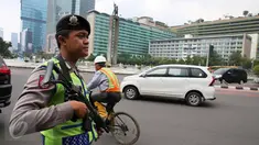 Anggota kepolisian bersenjata laras panjang berjaga di kawasan Bundaran HI, Jakarta, Jumat (15/1).  Pasca-teror di kawasan Sarinah, Jalan MH Thamrin, Polri meningkatkan status keamanan Indonesia menjadi siaga satu. (Liputan6.com/Faizal Fanani)