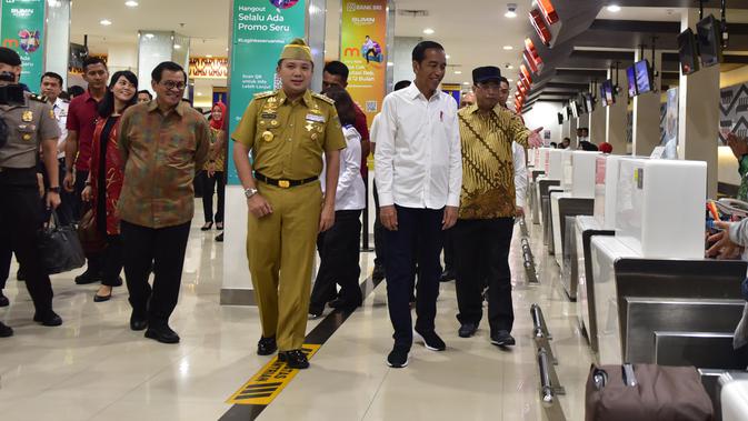Presiden Jokowi didampingi Menhub, Seskab, dan Gubernur Lampung meninjau Terminal Baru Bandara Radin Inten II, di Bandar Lampung, Lampung, Jumat (8/3) pagi. (Foto: Deny S/Humas)