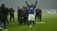 Penyerang Inter Milan Marcus Thuram melakukan selebrasi usai mengunci gelar juara Liga Italia 2023/2024 mengalahkan AC Milan di Stadion San Siro, Selasa (23/4/2024) dini hari WIB. (AP Photo/Luca Bruno)