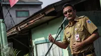 Wakil Gubernur DKI Jakarta, Djarot Saiful memberi sambutan saat meresmikan program bedah rumah di Cilincing, Jakarta, Senin (17/4). Pada tahap pertama, sebanyak 18 dari 83 rumah akan dibedah terlebih dahulu. (Liputan6.com/Faizal Fanani)