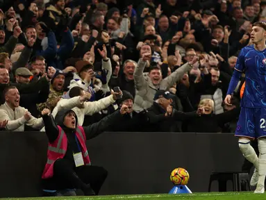 Pemain Chelsea merayakan gol yang dicetak oleh Cole Palmer ke gawang West Ham United dalam laga lanjutan Liga Inggris 2024/2025 di Stamford Bridge, London, Inggris, Selasa (04/02/2025) WIB. (AP Photo/Kirsty Wigglesworth)