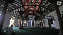 Suasana jemaah saat beribadah di Masjd Hidayatullah, Jakarta, Senin (28/5). Masjid ini telah mengalami 3 kali pemugaran pada tahun 1921, 1948, dan 1996. (Merdeka.com/Iqbal S Nugroho)