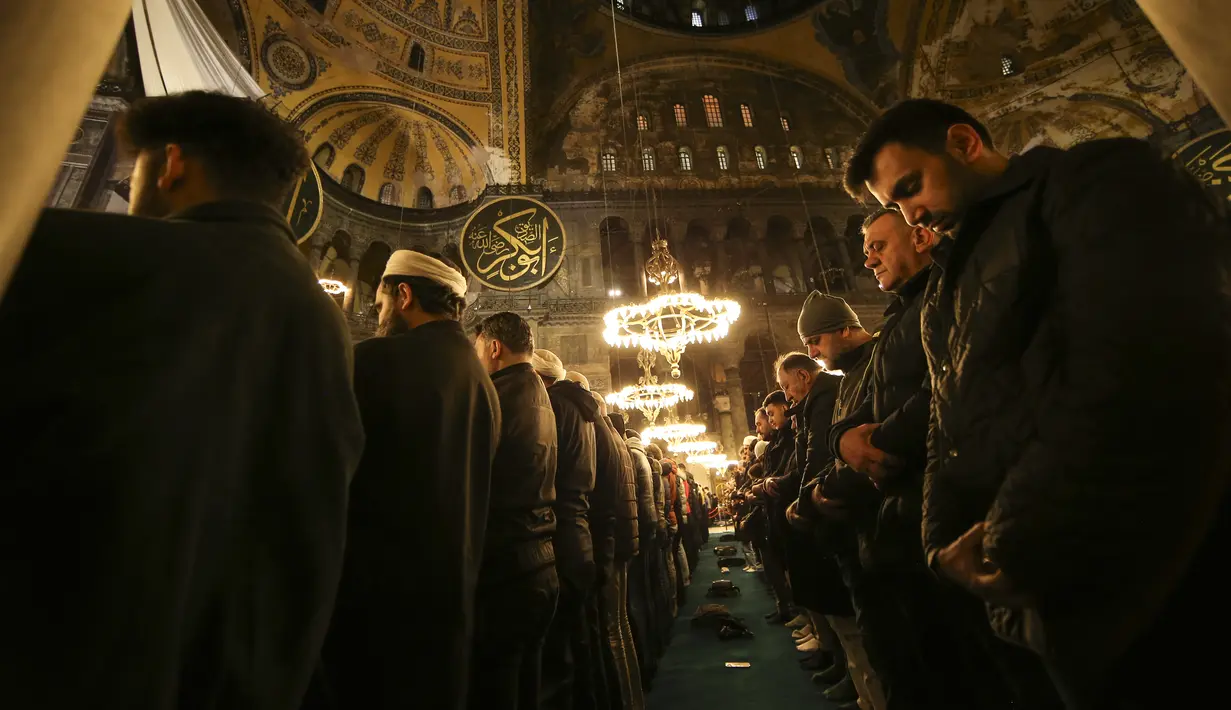 Sebelumnya, bangunan yang berada di Istanbul, Turki ini dikenal pula sebagai sebuah gereja di masa pemerintahan Kaisar romawi Timur Yustinianus I serta menjadi Gereja Kebijaksanaan Suci ketiga.  (AP Photo/Emrah Gurel)