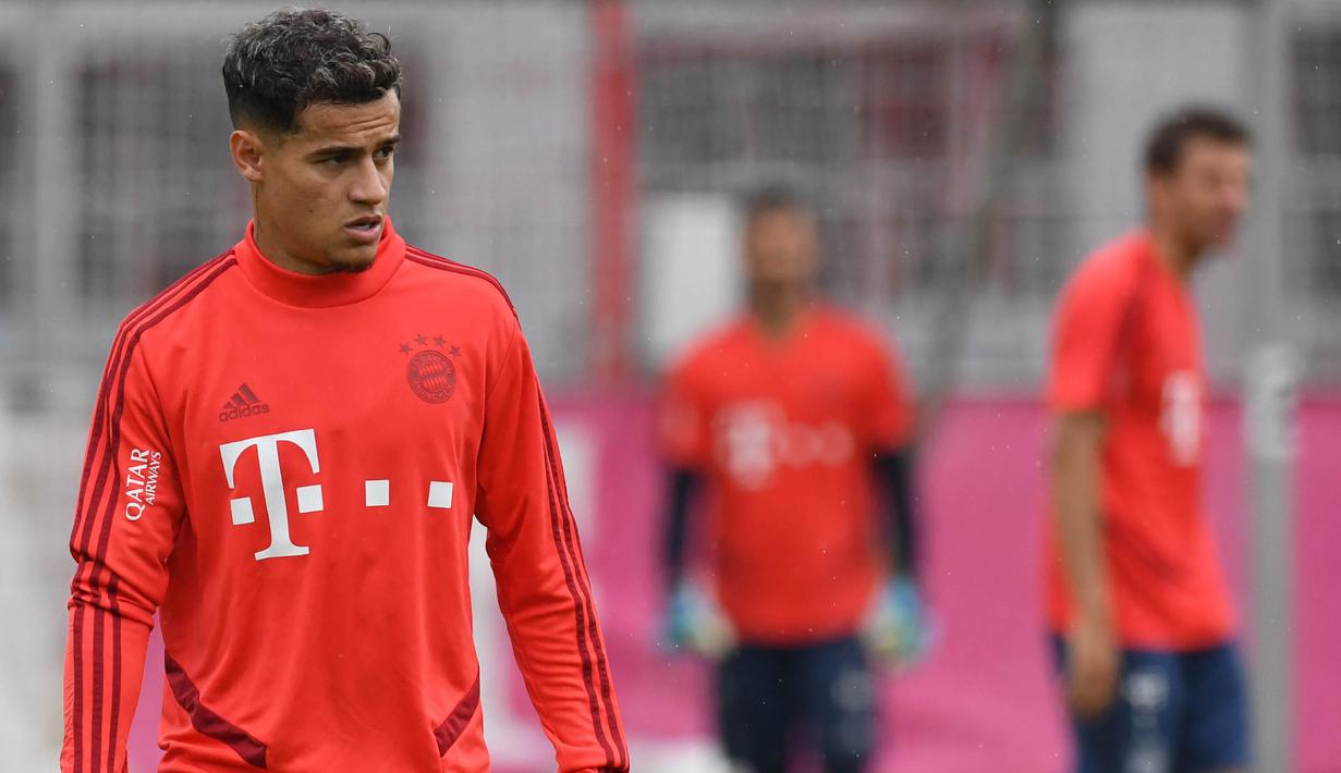 Pemain Bayern Munchen, Philippe Coutinho, mengamati instruksi saat latihan perdananya di Munchen, Selasa (20/8). Bintang Brasil ini didatangkan dari Barcelona. (AFP/Christof Stache)