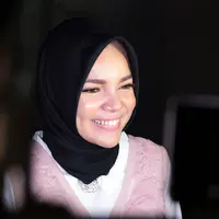 Selain menjalani pemeriksaan secara medis, pemeran sinetron Catatan Hati Seorang Istri itu juga menjalai pemeriksaan secara tradisional. Ia mendatangi dukun urut kandungan. (Deki Prayoga/Bintang.com)