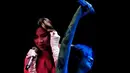 Sebagai penyanyi indie, Danilla Riyadi punya selera gaya unik yang membius di atas panggung. Intip gayanya kenakan blazer hingga dress pink. [@danillariyadi]