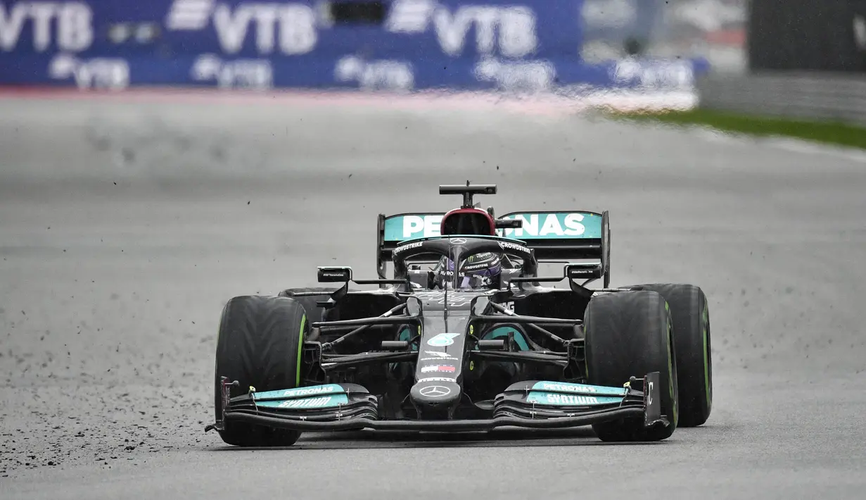 Sebaliknya, pembalap McLaren Lando Norris, gagal juara karena salah strategi. Sempat memimpin cukup lama, dia akhirnya hanya finis ketujuh karena tetap memakai ban keras. (AFP/Alexander Nemenov)