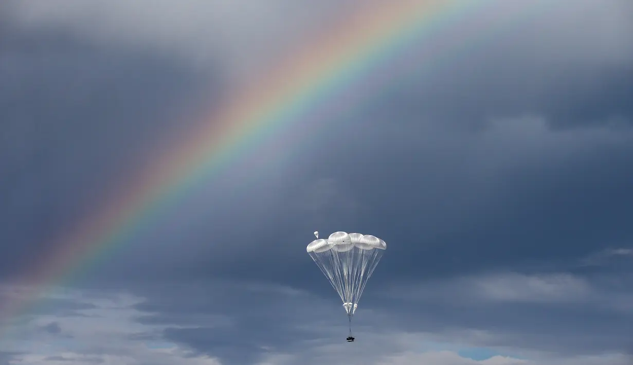 Sebuah tank lapis baja Rusia, BMD turun dengan parasut setelah diluncurkan dari pesawat IL-76 saat latihan gabungan militer Serbia dengan Rusia yang bernama Slavic Brotherhood di kota Kovin, dekat Belgrade, Serbia (7/11). (Reuters/Marko Djurica)