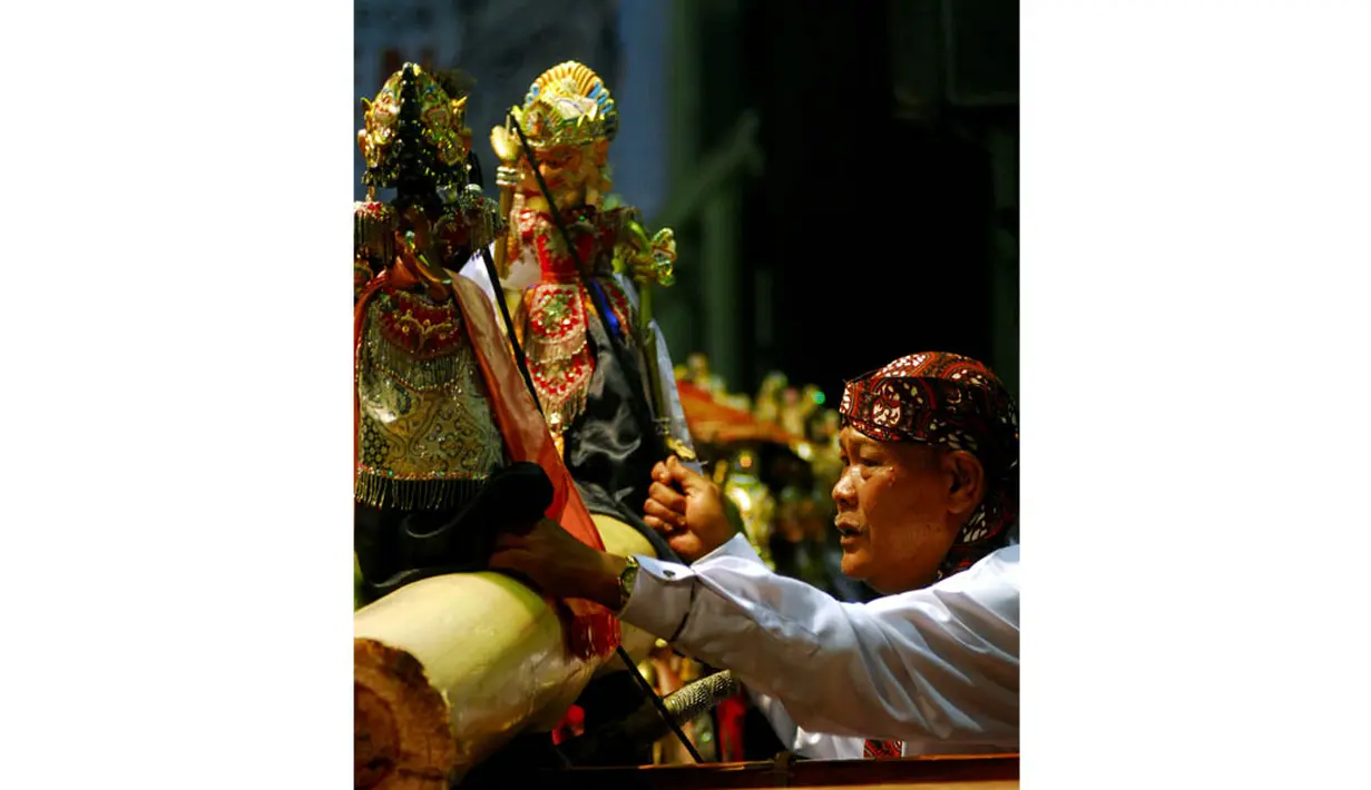 Kreativitasnya memadukan cerita pewayangan dengan kondisi realita yang sedang terjadi membuat wayang golek menjadi tontonan yang tidak membosankan (ANTARA FOTO/Asip/Agus Bebeng)