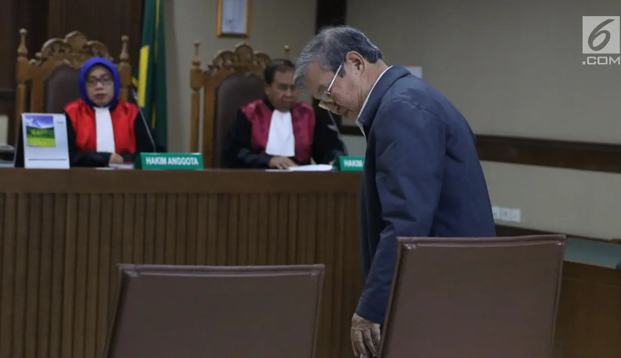 Terdakwa suap Hakim Adhoc Tipikor PN Medan Merry Purba, Tamin Sukardi jelang mengikuti sidang perdana di Pengadilan Tipikor, Jakarta, Kamis (13/12). Persidangan tersebut beragendakan pembacaan dakwaan oleh JPU KPK. (Liputan6.com/Helmi Fithriansyah)