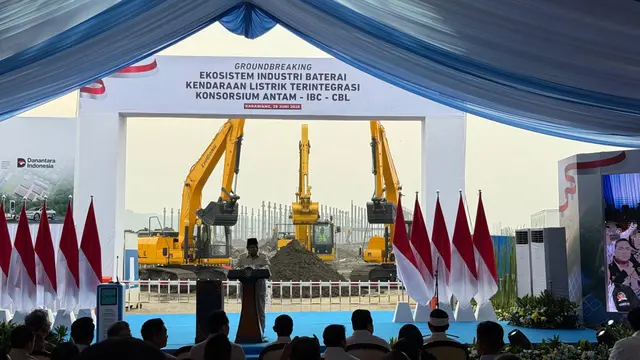 Presiden Prabowo Subianto melakukan groundbreaking atau peletakan batu pertama Ekosistem Industri Baterai Kendaraan Listrik Terintegrasi
