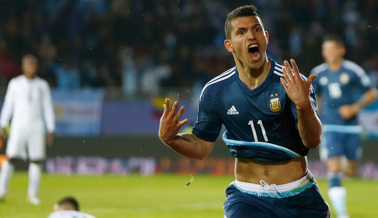 Penyerang Argentina, Sergio Aguero melakukan selebrasi usai mencetak gol ke gawang Uruguay saat pertandingan Copa America 2015 di Stadion La Portada, Chile, (17/6/2015). Argentina meraih kemenangan tipis 1-0 atas Uruguay. (Reuters/Marcos Brindicci)