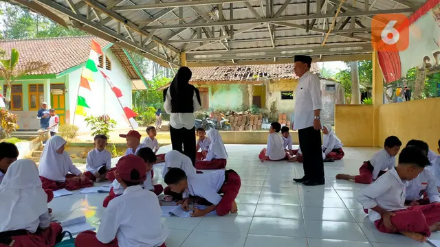 Ruang kelas rusak parah, puluhan siswa SDN Ciaripin di Kabupaten Sukabumi terpaksa belajar di aula serbaguna (Liputan6.com/Istimewa).