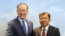 Wapres Jusuf Kalla bersalaman dengan Presiden Bank Dunia, Jim Yong Kim di Washington DC, Amerika Serikat, (1/4). JK bertemu pimpinan Bank Dunia di Sela lawatan kerja guna menghadiri Nuclear Security Summit (KTT Keamanan Nuklir) keempat. (Tim Media Wapres)