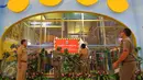Dinas Pelayanan Pajak DKI memasang stiker penunggak pajak di wahana bermain anak di pusat perbelanjaan di kawasan Senayan, Jakarta, Senin (5/9). Pemasangan stiker dilakukan lantaran wajib pajak tempat usaha itu menunggak pajak. (Liputan6.com/Angga Yuniar)