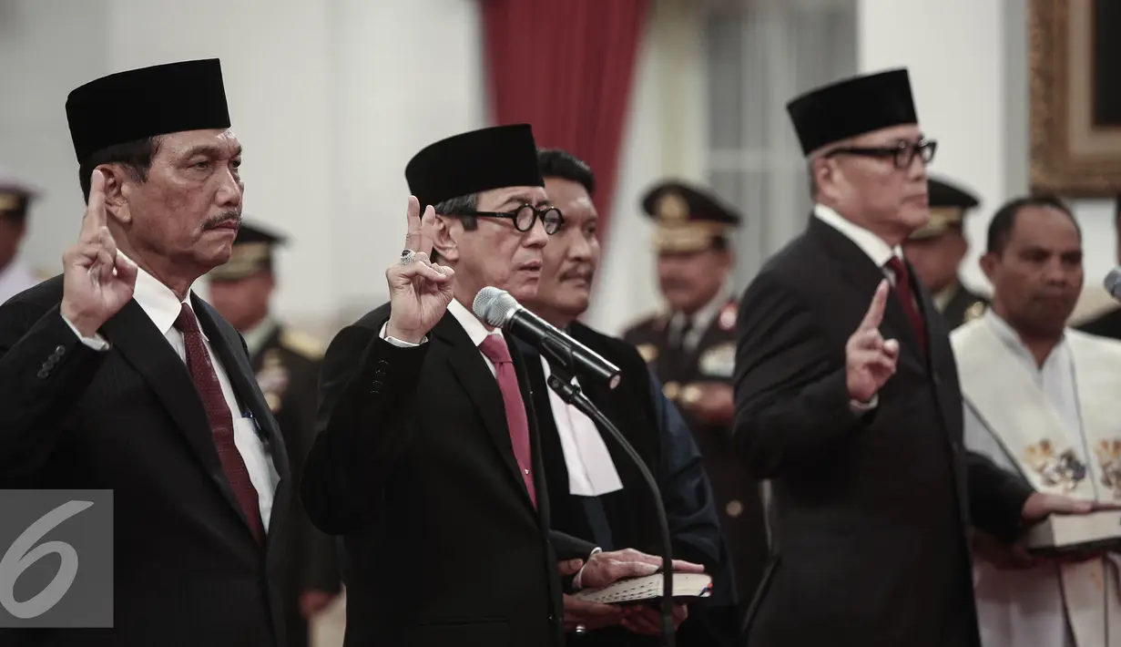 Menko Polhukam, Luhut Panjaitan dan Menkumham,  Manusia Yasonna Laoly saat diambil sumpah sebagai anggota Kompolnas di Istana Kepresidenan, Jakarta, Jumat (13/5). (Lipuatan6.com/Faizal Fanani)