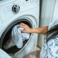 Cara mencuci yang tepat dapat membantu mempertahankan warna, bentuk, dan kualitas bahan pakaian agar tidak cepat rusak. (Foto/Dok: Pexels)