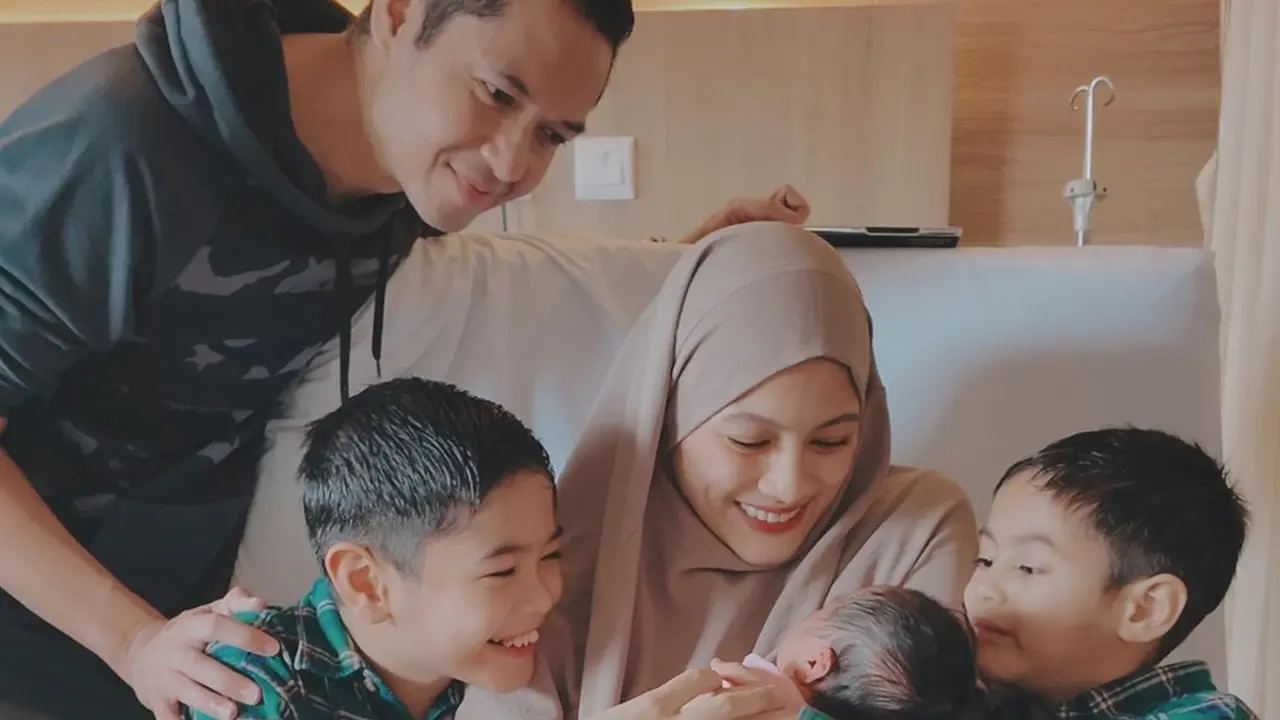 Potret Baru Keluarga Dude Harlino Usai Dikaruniai Anak Ketiga, Penuh Bahagia