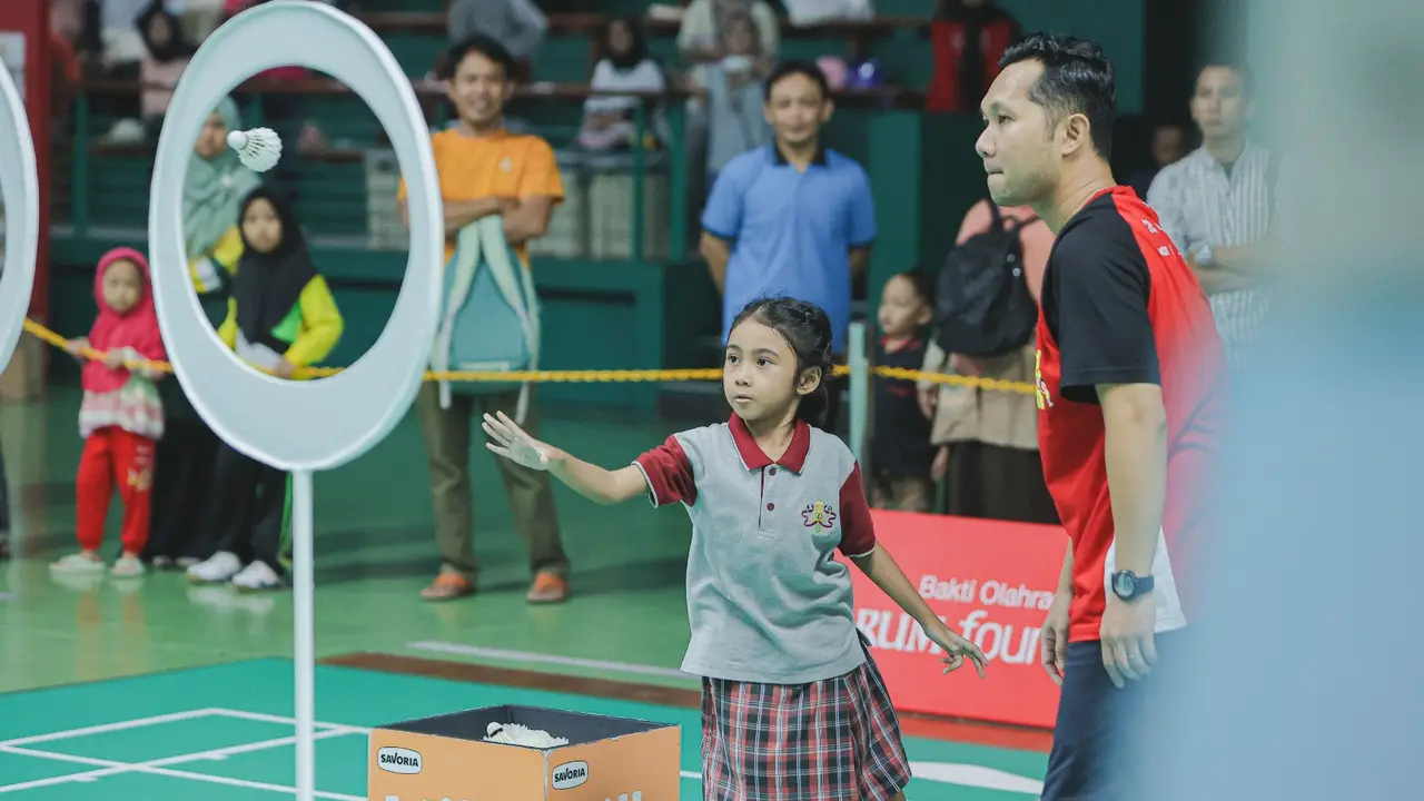 Salah satu lomba dalam Festival SenengMinton 2024 Seri 2 yakni throwing the shuttlecock atau melempar kok ke dalam lubang target. (istimewa)
