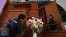 Petugas GO-CLEAN membersihkan ruang ibadah di GPIB Effatha di kawasan Melawai Jakarta Selatan, Rabu (21/12). Kegiatan ini merupakan rangkaian dari program #NatalanNyaman Bersama GO-CLEAN. (Liputan6.com/Fery Pradolo)