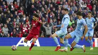 Pemain Liverpool Mohamed Salah (kiri) mencetak gol ke gawang Manchester City pada pertandingan Liga Inggris di Anfield, Liverpool, Inggris, Minggu (3/10/2021). Pertandingan berakhir imbang 2-2. (Peter Byrne/PA via AP)