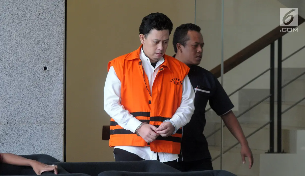 Bupati nonaktif Cianjur Irvan Rivano Muchtar usai menjalani pemeriksaan oleh penyidik di Gedung KPK, Jakarta, Selasa (5/3). Irvan diperiksa sebagai tersangka terkait dugaan korupsi pemotongan DAK Pendidikan Kabupaten Cianjur. (merdeka.com/Dwi Narwoko)