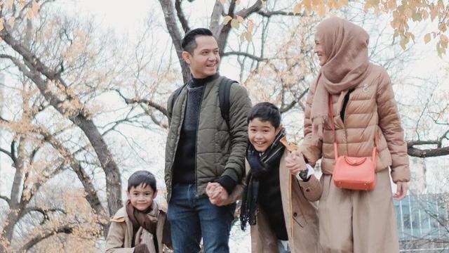 Potret keluarga Dude Harlino (Sumber:Instagram/dude2harlino dan Instagram/ichasoebandono)