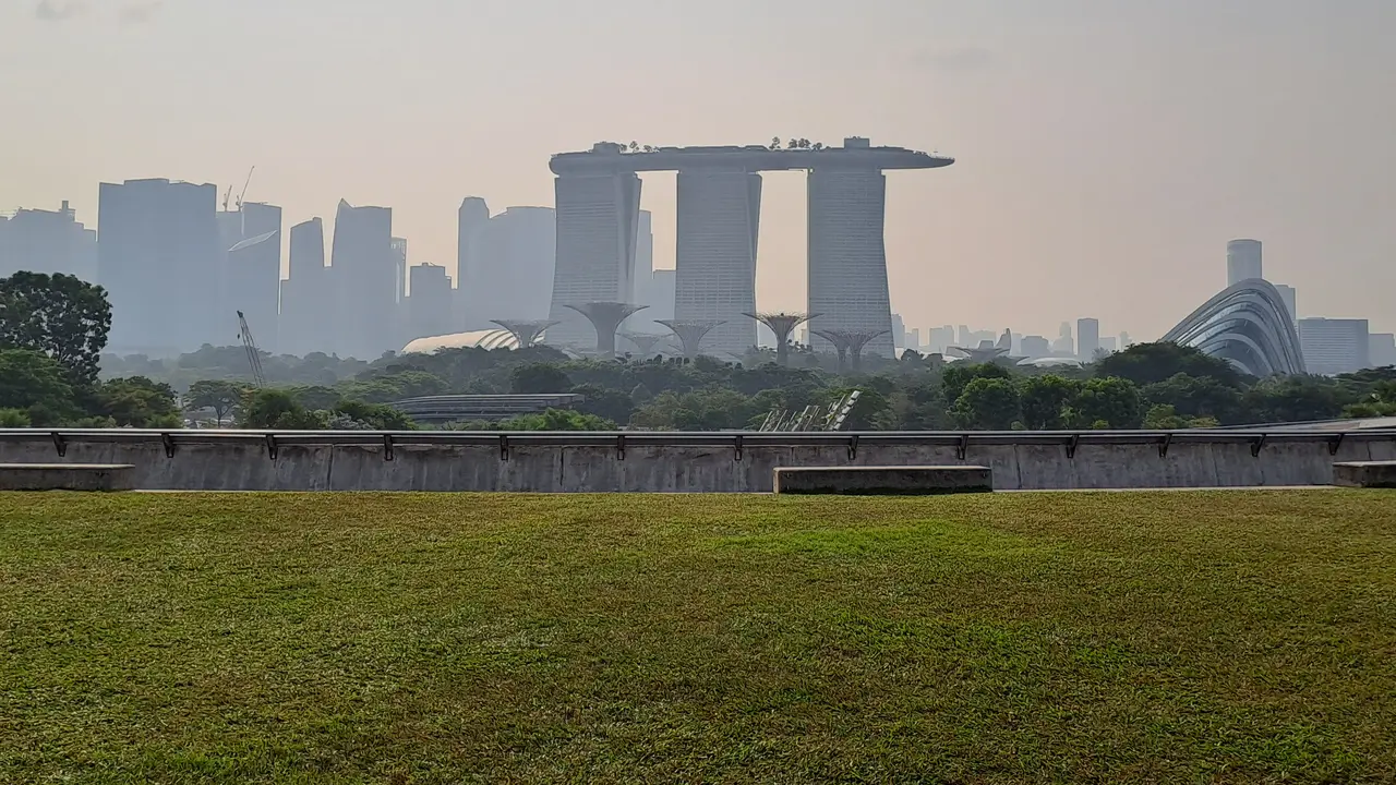 Melihat Kota Singapura dari Kawasan Marina Barrage. (Liputan6.com/Agustina Melani)