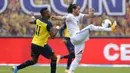 Pemain Uruguay, Martin Caceres, berebut bola dengan pemain Ekuador, Michael Estrada, pada laga kualifikasi Piala Dunia 2022 di Stadion Casa Blanca, Rabu (14/10/2020). Ekuador menang dengan skor 4-2. (Rodrigo Buendia/Pool via AP)